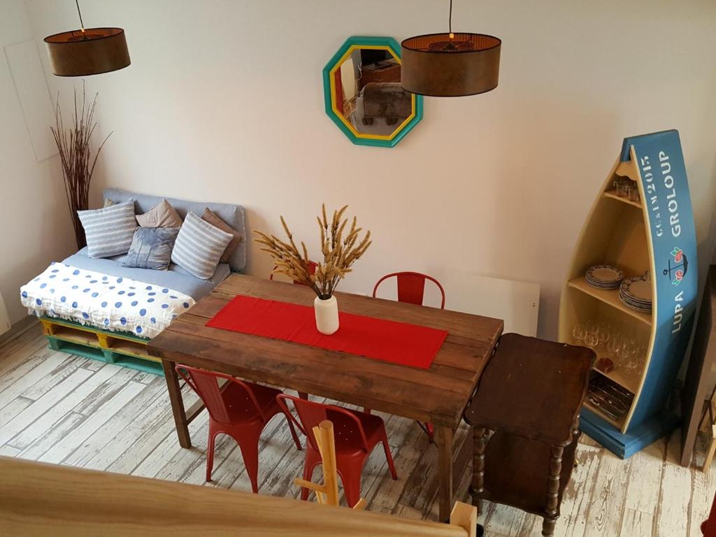 ein Wohnzimmer mit einem Tisch und einem Sofa in der Unterkunft La Belle Etaploise in Étaples