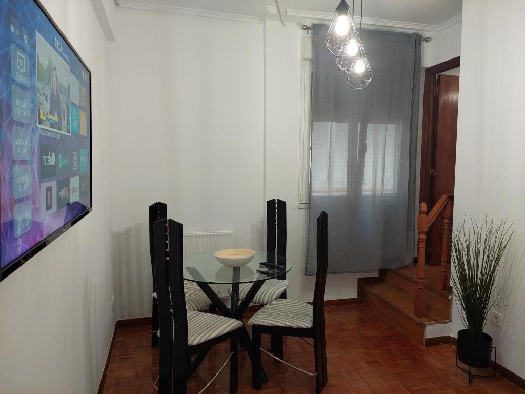 TV a/nebo společenská místnost v ubytování Piso luminoso, amplio y tranquilo en Casco Viejo