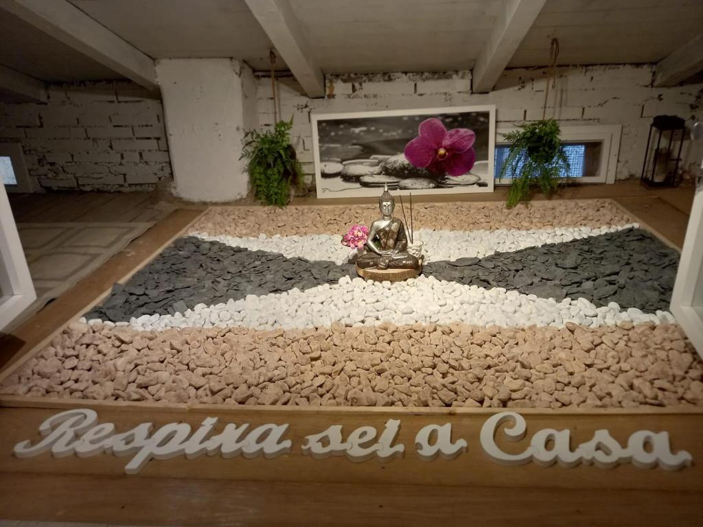 Cette chambre est dotée d'un tapis avec une fleur. dans l'établissement La Perla del Centro, à Bologne