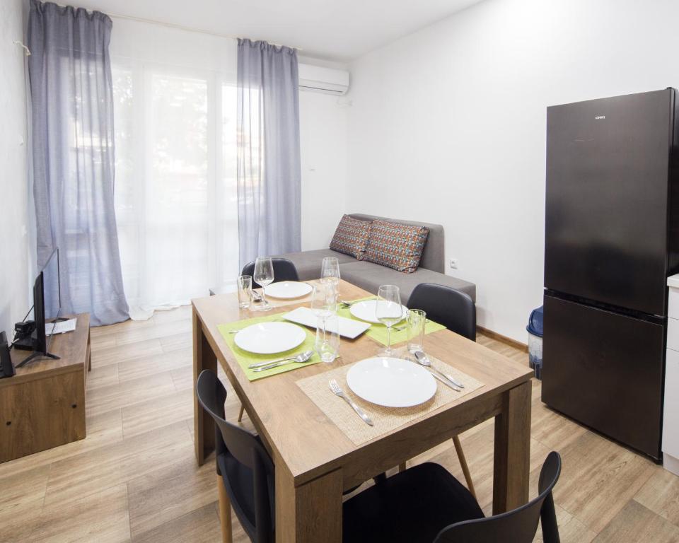 sala de estar con mesa de madera y nevera en Aleks Sunrise -Top Center ,Sea Garden, en Burgas