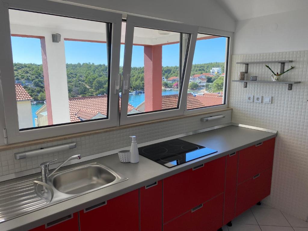 Kuchyň nebo kuchyňský kout v ubytování Apartman Belamarić