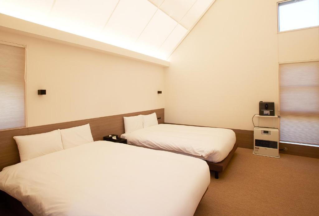 เตียงในห้องที่ Asama Kuzanbo