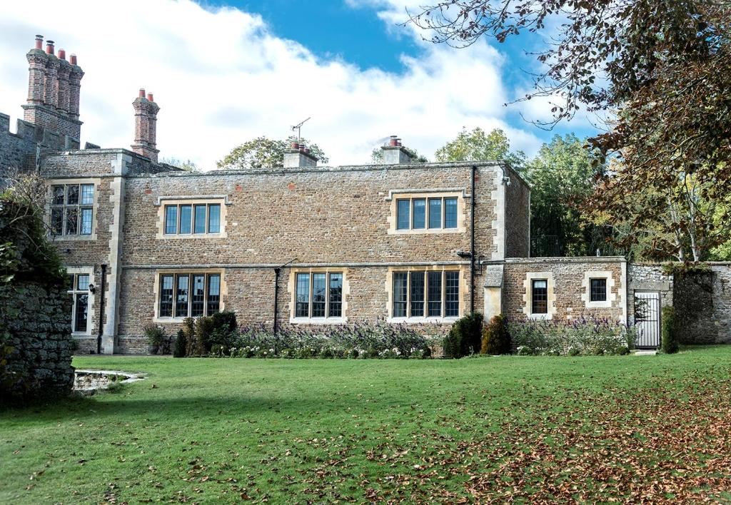 an old brick house with a large grass yard at Eagles Nest at Greyfriars in Winchelsea