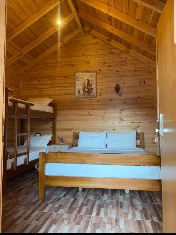 Postel nebo postele na pokoji v ubytování Shija e Natyres