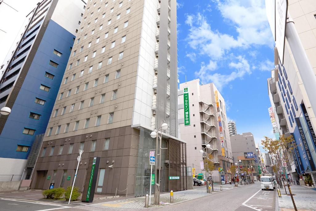 wysoki budynek na ulicy w mieście w obiekcie Vessel Inn Hakata Nakasu w mieście Fukuoka