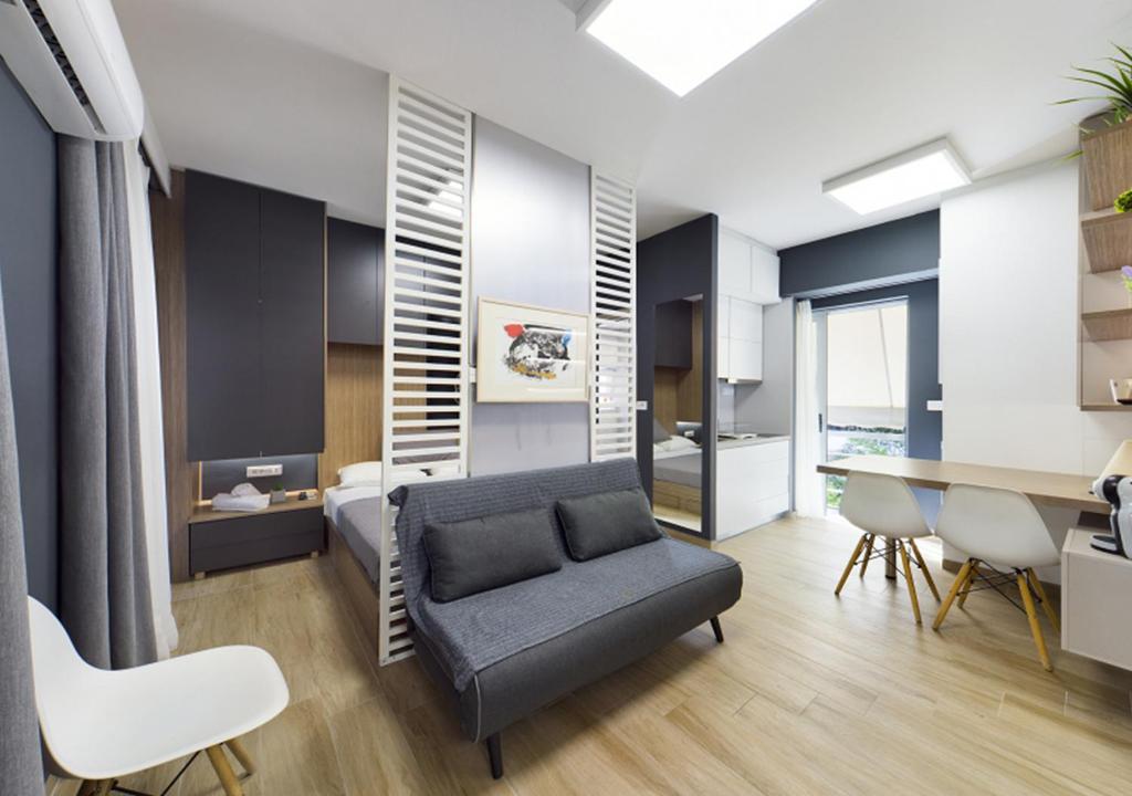 ein Wohnzimmer mit einem Sofa und einem Tisch in der Unterkunft Feel Good Vibes - Apt Suite Athens in Athen