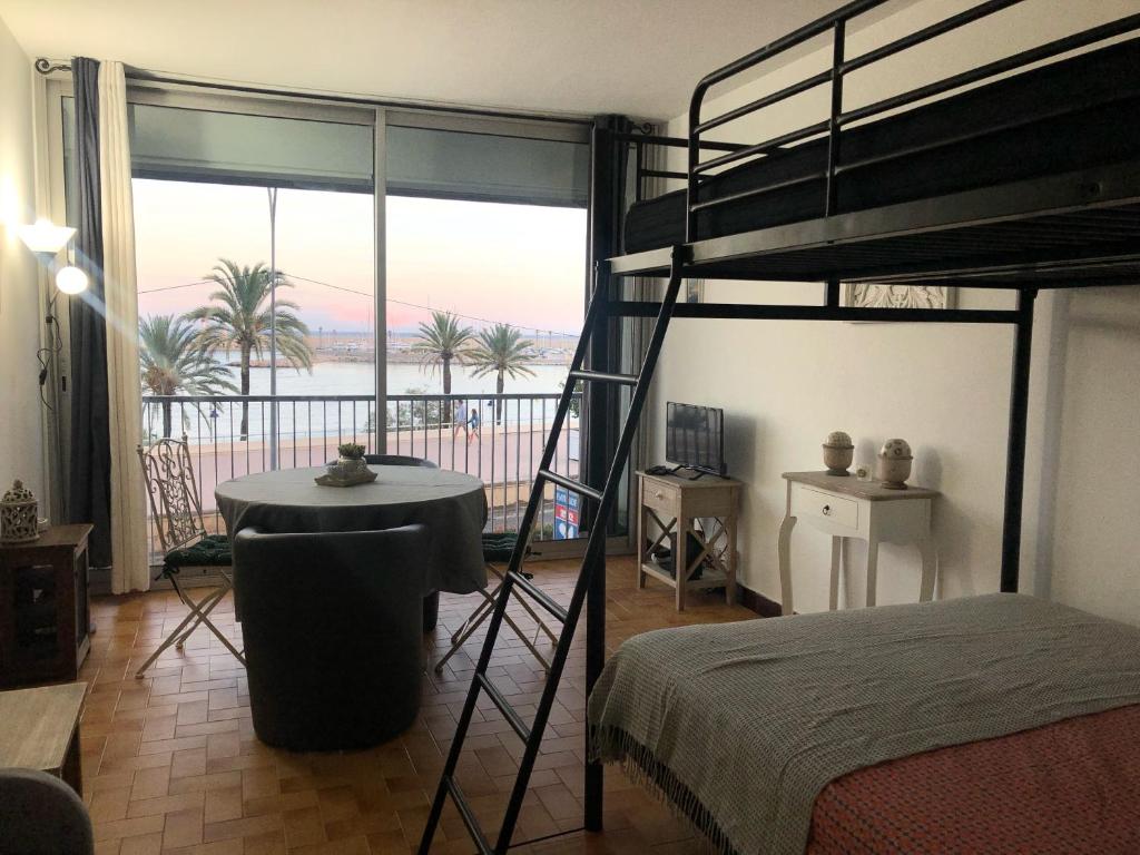 een slaapkamer met een stapelbed en uitzicht op de oceaan bij Etoile de mer - Menton, Garavan in Menton