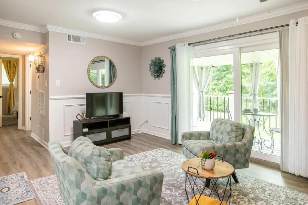 a living room with two chairs and a television at Cute Apt near Atlanta Airport-3A in Atlanta