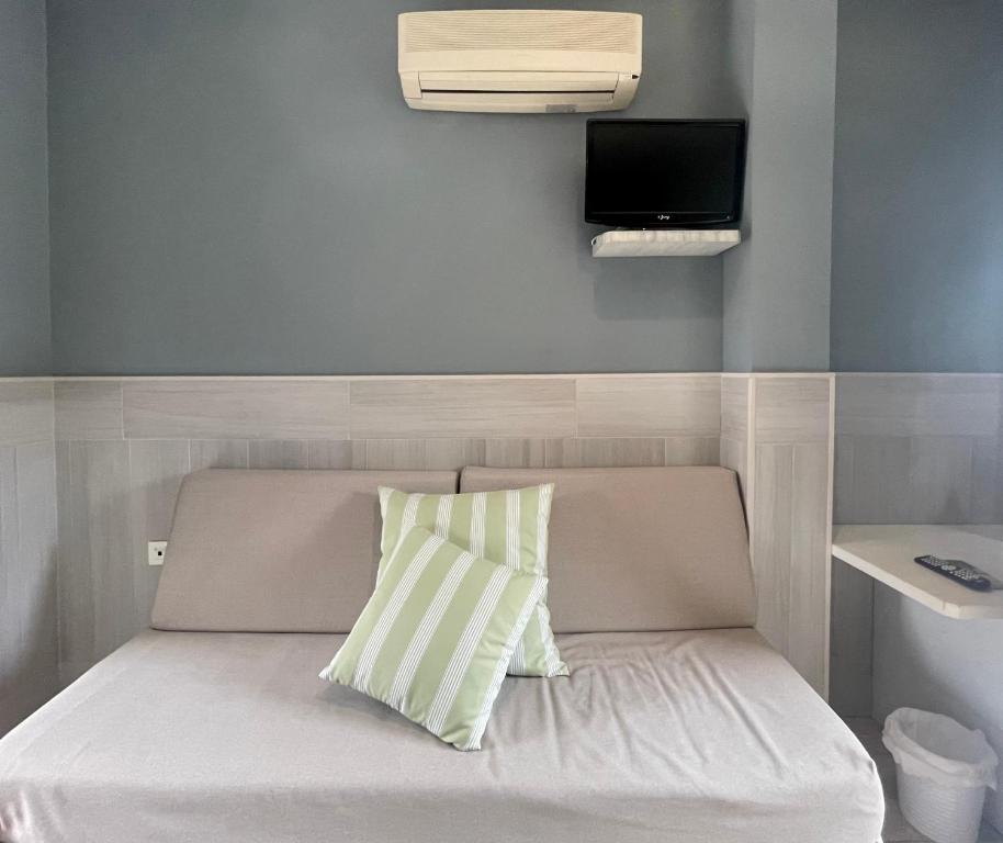 Łóżko lub łóżka w pokoju w obiekcie Hostal Noli