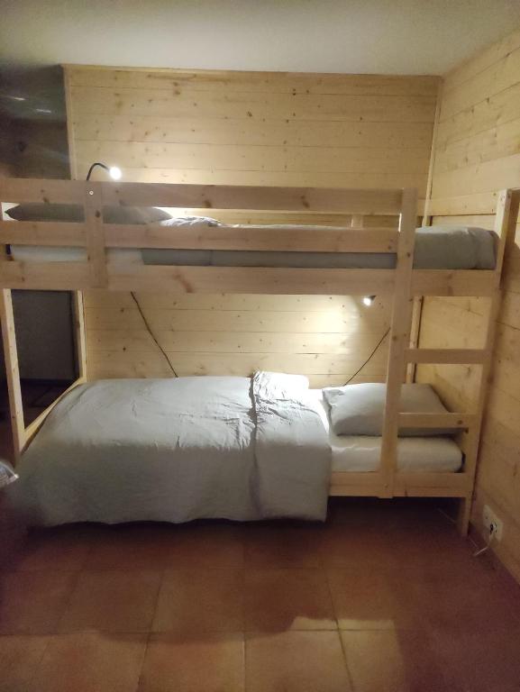a bedroom with two bunk beds in a cabin at Très joli Studio refait à neuf au calme in Saint-Martin-Vésubie