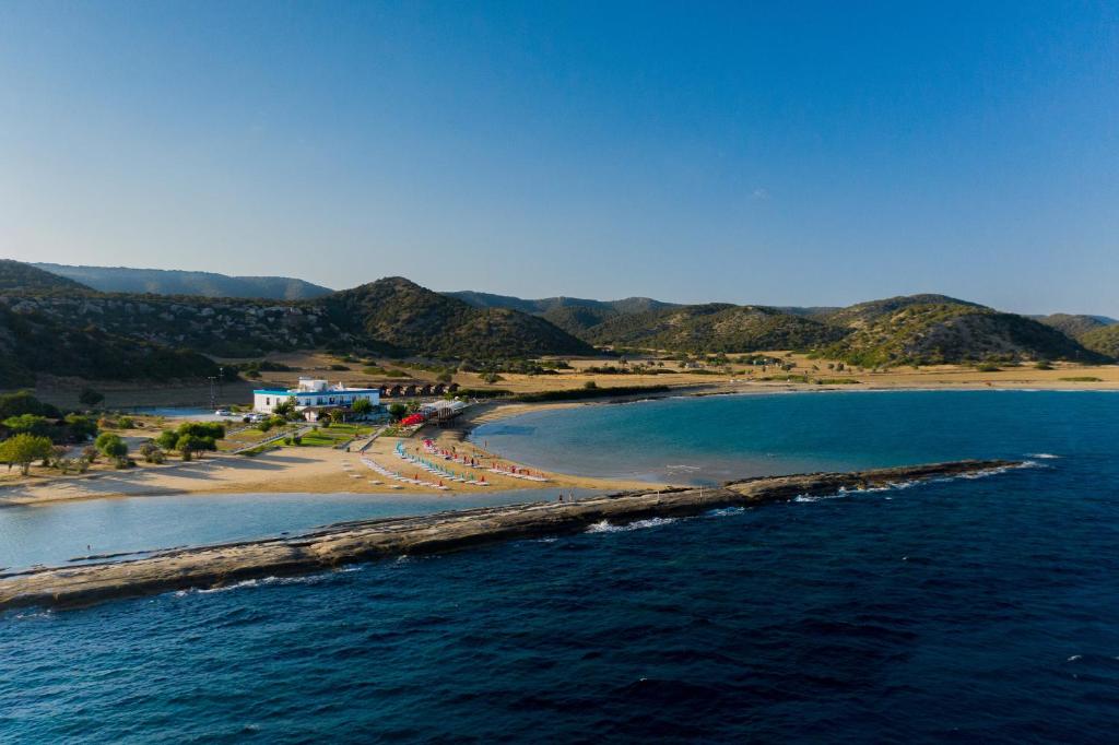 uma vista aérea de uma praia com montanhas ao fundo em Livana Hotel em Ayia Trias