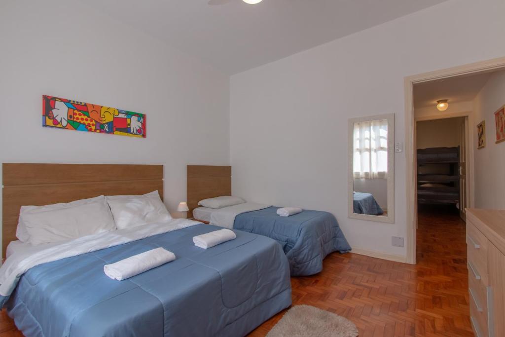 1 dormitorio con 2 camas y toallas. en Casa no Tatuapé São Paulo - SP en São Paulo