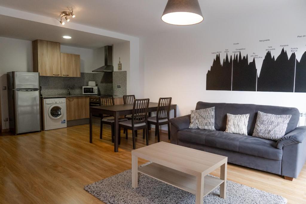 a living room with a couch and a table at Apartamento moderno El Bosque en Arinsal in Arinsal