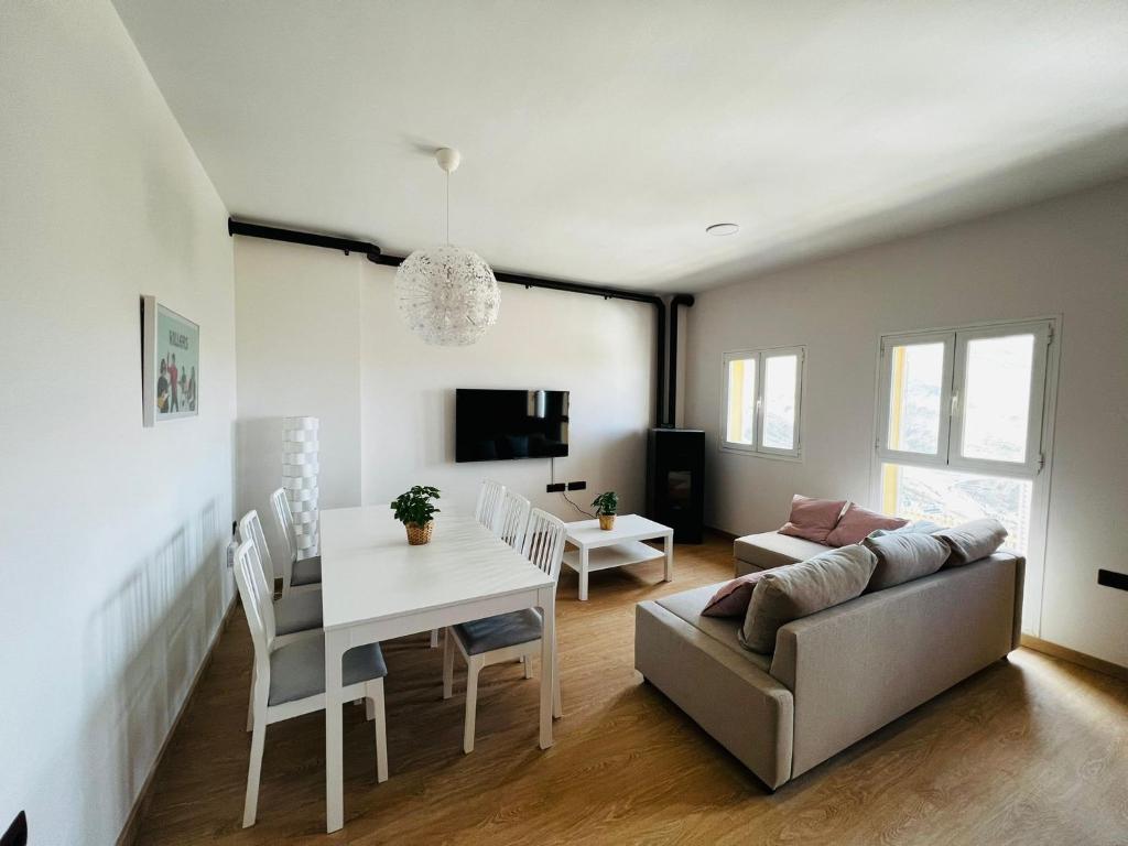 een woonkamer met een bank en een tafel bij Apartamento Sierra Nevada Galatino 22D in Sierra Nevada