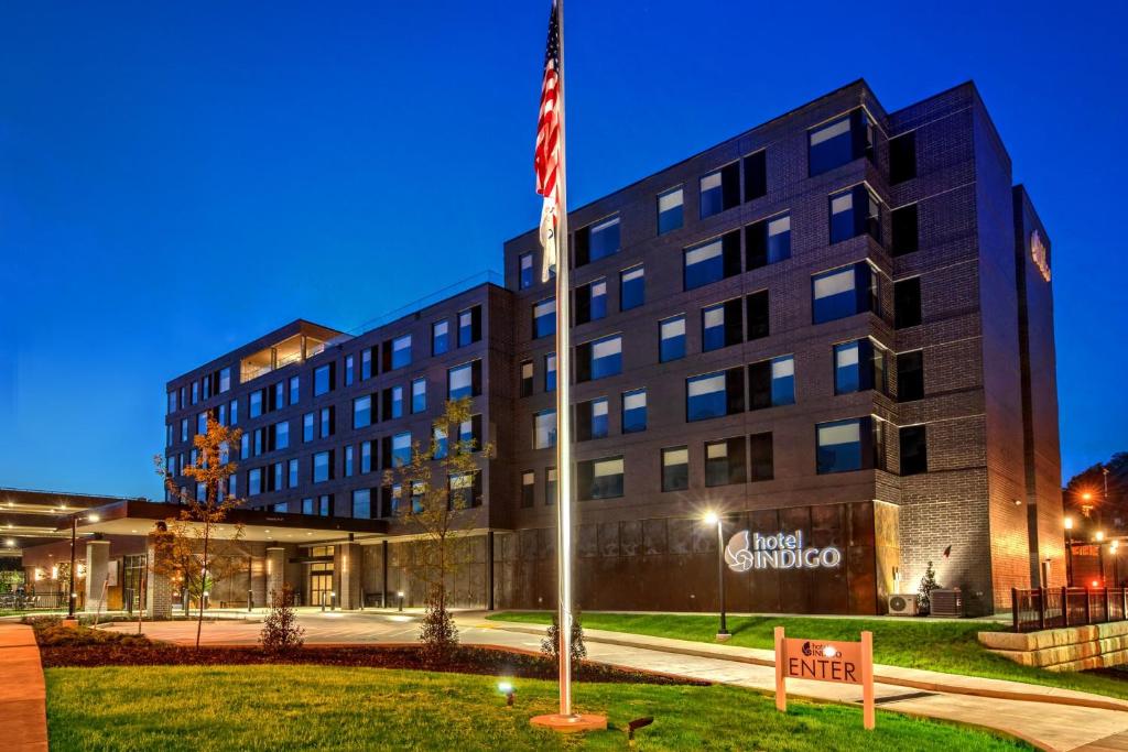 un edificio con una bandera americana delante de él en Hotel Indigo Pittsburgh University - Oakland, an IHG Hotel, en Pittsburgh