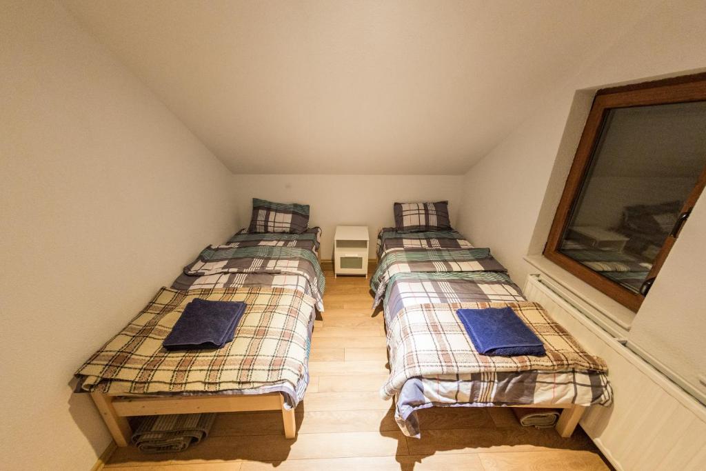 En eller flere senge i et v&aelig;relse p&aring; Villa Alpina Brezovice