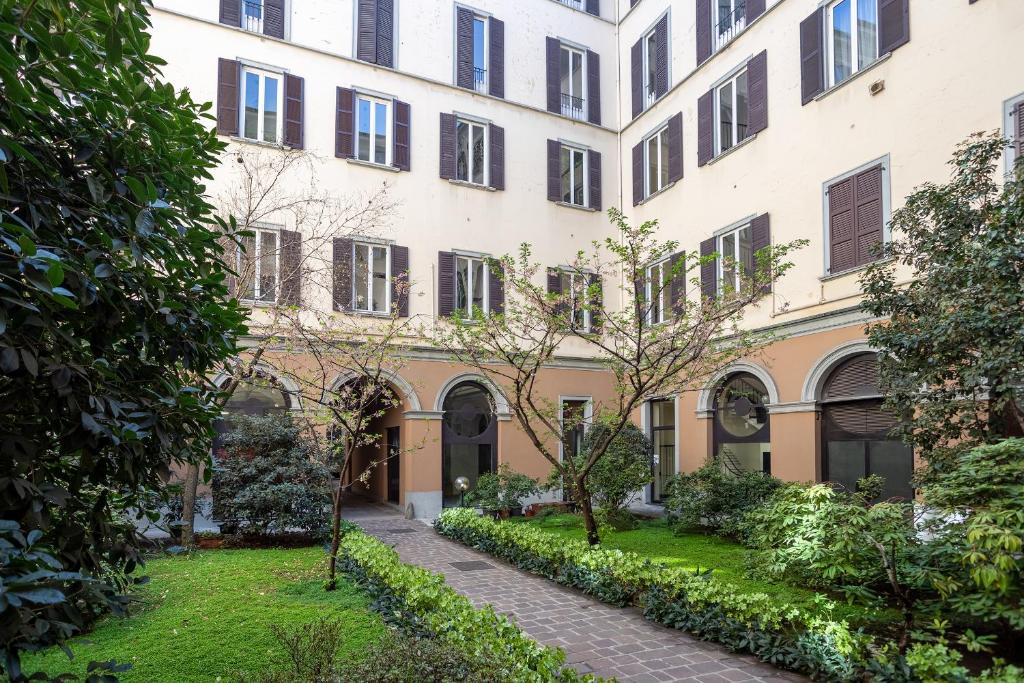Ogród w obiekcie Milano City Apartments - Duomo Brera - Elegant Suite in Design District