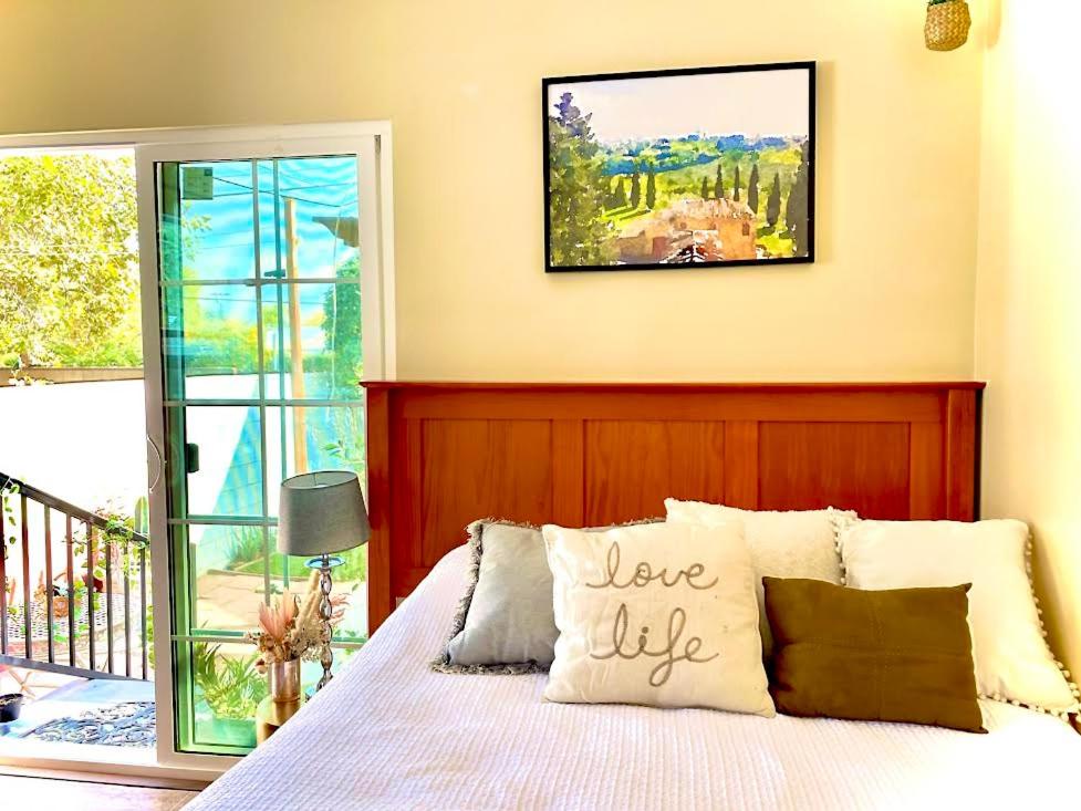 een slaapkamer met een bed met een liefdeskus erop bij Sweet Tuscan dreams in LA.Private entrance w/patio in Encino