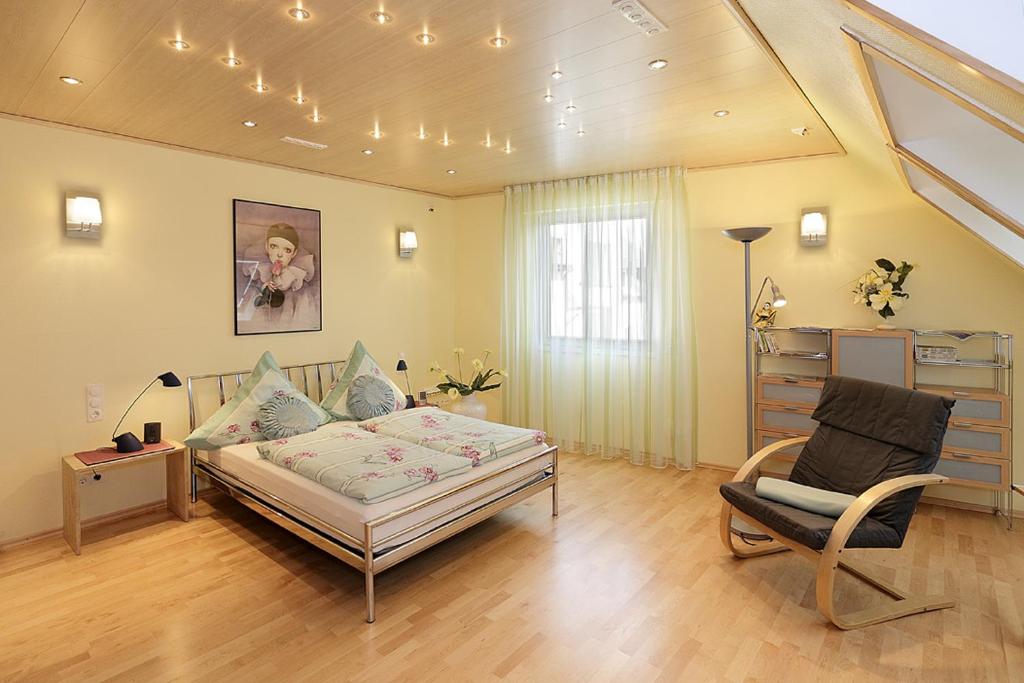 1 dormitorio con 1 cama y 1 silla en una habitación en Management - Business Suiten, en Dortmund