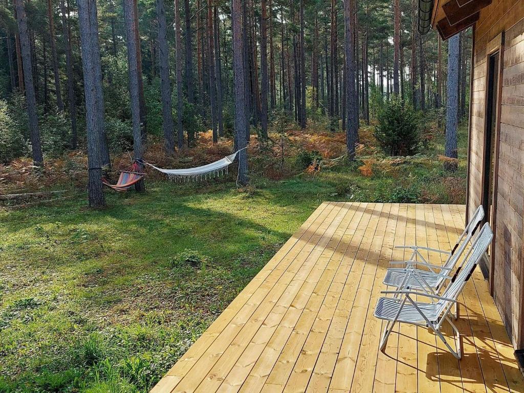 una hamaca en un porche con una hamaca en un patio en 7 person holiday home in STENKYRKA, en Stenkyrka