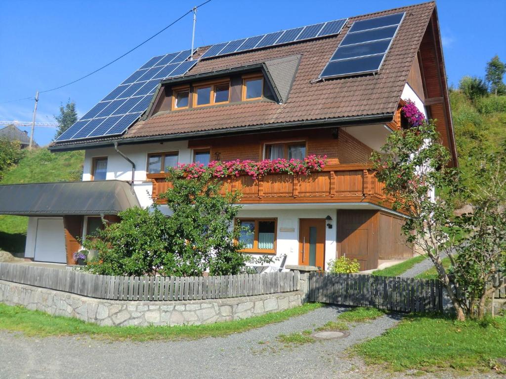 een huis met zonnepanelen op het dak bij Apartment in the valley of the Black Forest in Bernau im Schwarzwald