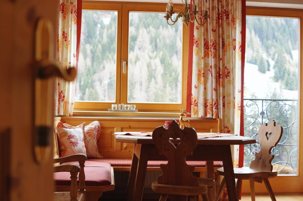 a dining room with a table and a window at Appartement Ilse in Sankt Anton am Arlberg