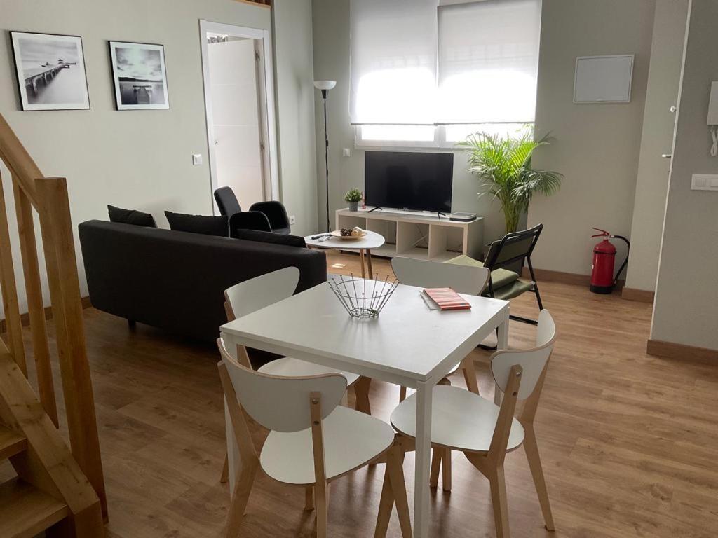 salon z białym stołem i krzesłami w obiekcie Apartamento pacifico a w Madrycie