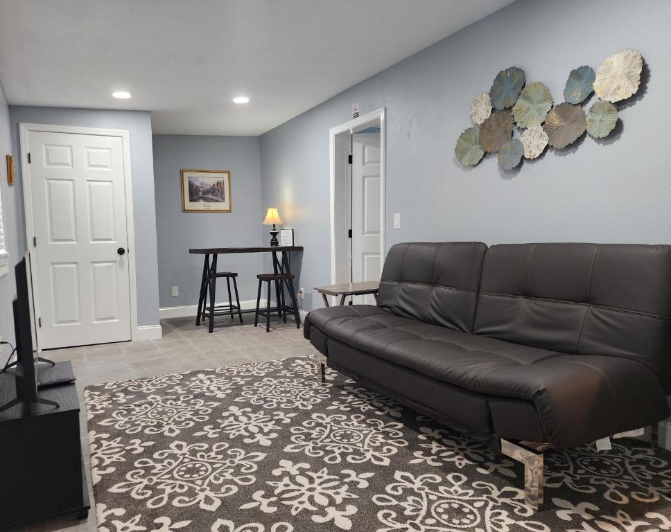 a living room with a couch and a table at Lovely One Bedroom home/ guest house in Lakeland