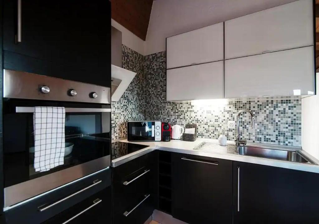 Kuchyň nebo kuchyňský kout v ubytování Casa Rogoria - Intimo rifugio con terrazza e caminetto