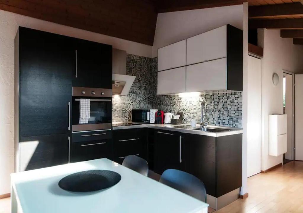Kuchyň nebo kuchyňský kout v ubytování Casa Rogoria - Intimo rifugio con terrazza e caminetto