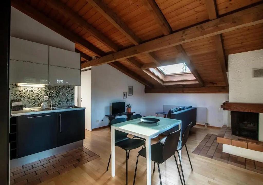 Fotografie z fotogalerie ubytování Casa Rogoria - Intimo rifugio con terrazza e caminetto v destinaci Astano