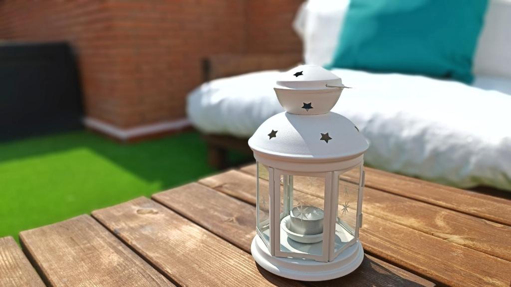 Łóżko lub łóżka w pokoju w obiekcie Ático Deluxe Granada, Parking gratis y Terraza