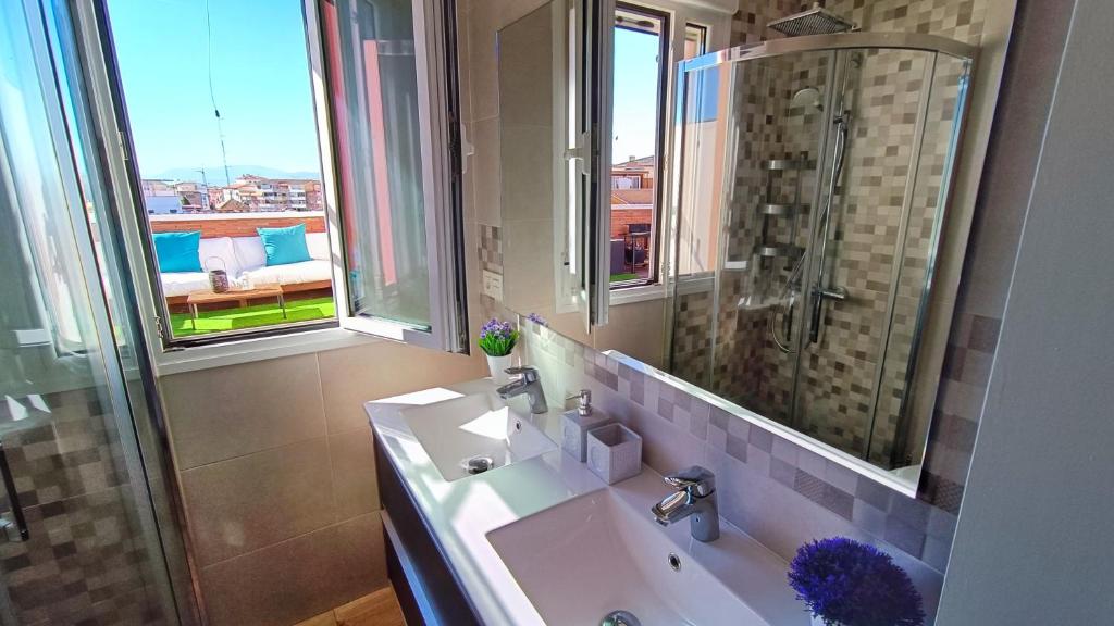 Łazienka w obiekcie Ático Deluxe Granada, Parking gratis y Terraza