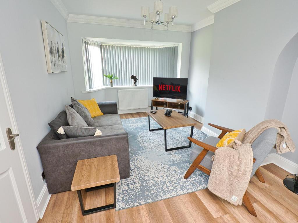 a living room with a couch and a table at Cosy 3 bed with Parking- Family and Contractors in Birmingham