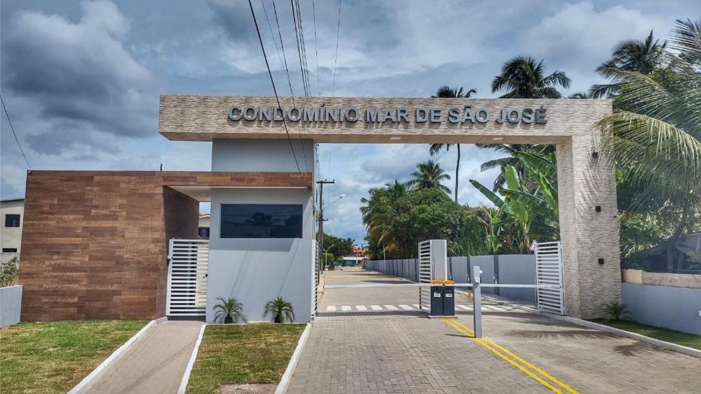 een gebouw met een bord waarop staat waar we moeten stoppen bij Apt mar de são josé in São José da Coroa Grande