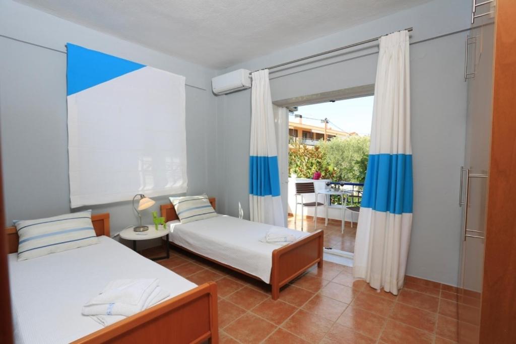 Postel nebo postele na pokoji v ubytování Gerakina Skala Holiday Houses