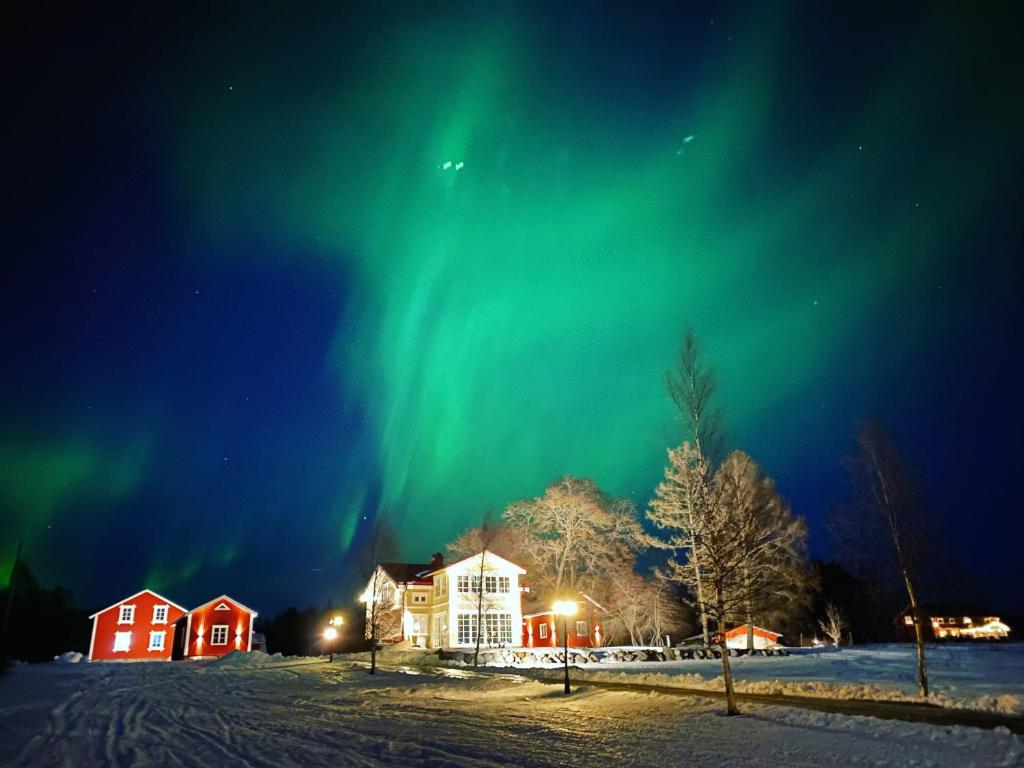 una imagen de la aurora bailando en el cielo en Villa Gasabäck en Söråker