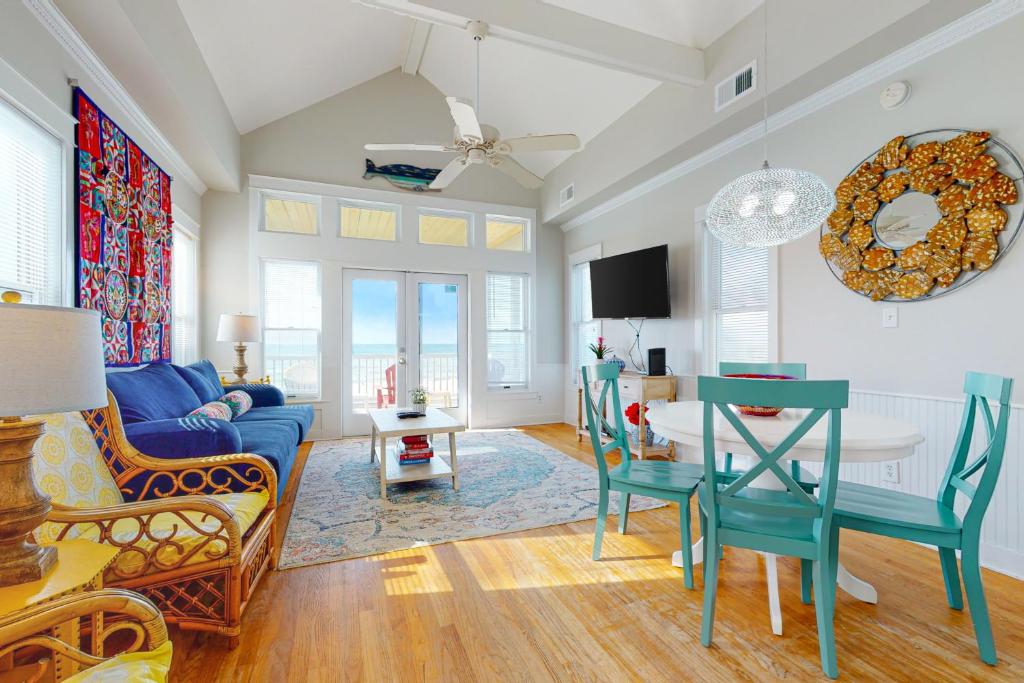 ein Wohnzimmer mit einem blauen Sofa und einem Tisch in der Unterkunft Happy Days in St. George Island