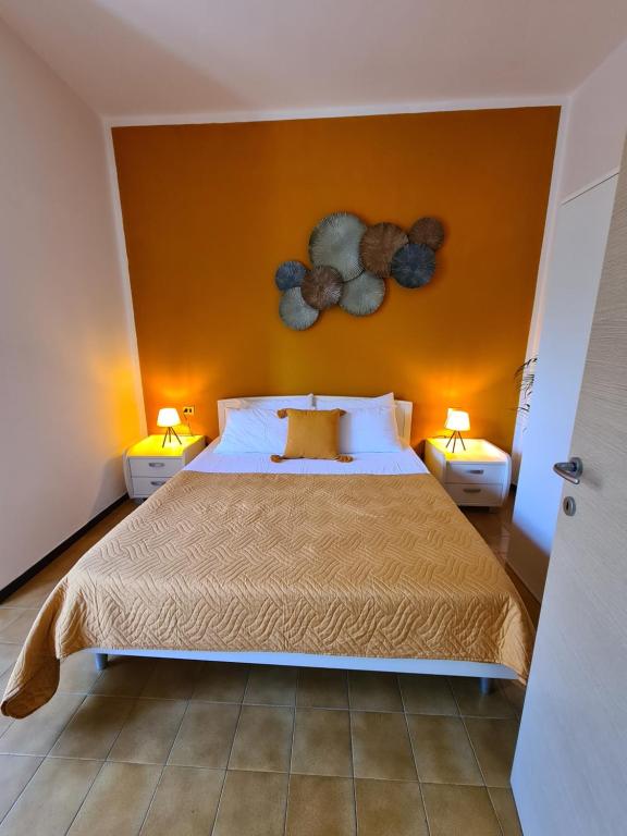 sypialnia z łóżkiem i żółtą ścianą w obiekcie Terrazza vicino al mare w Rimini