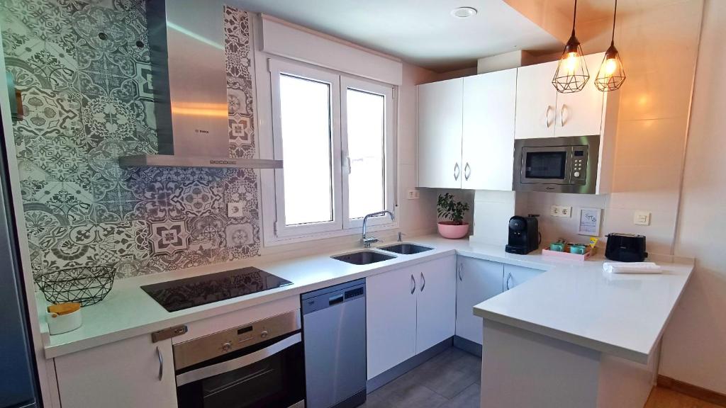 Kuchnia lub aneks kuchenny w obiekcie Ático Deluxe Granada, Parking gratis y Terraza