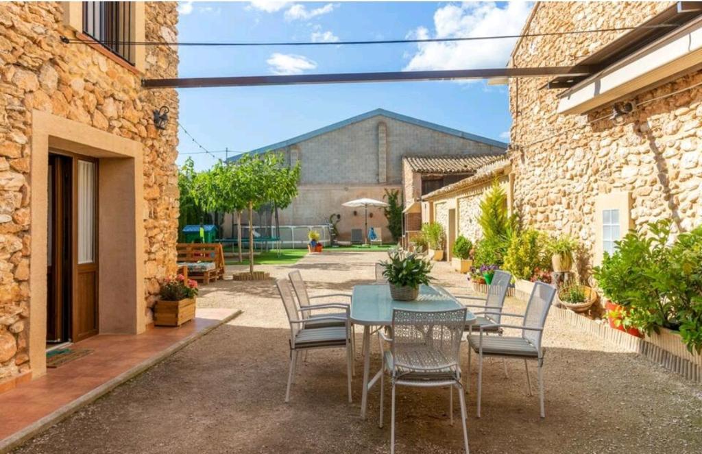 een patio met een tafel en stoelen en een gebouw bij Casa rural LA PEDANIA 