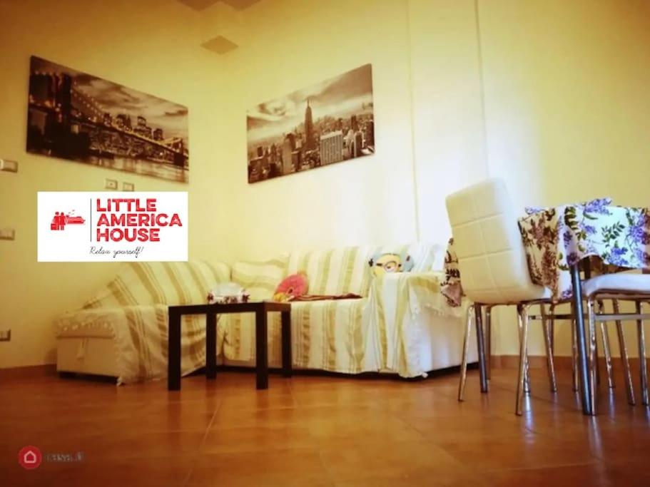 AureliaにあるLittle America House Borgata Aurelia Civitavecchiaのソファとテーブルと椅子のあるリビングルーム