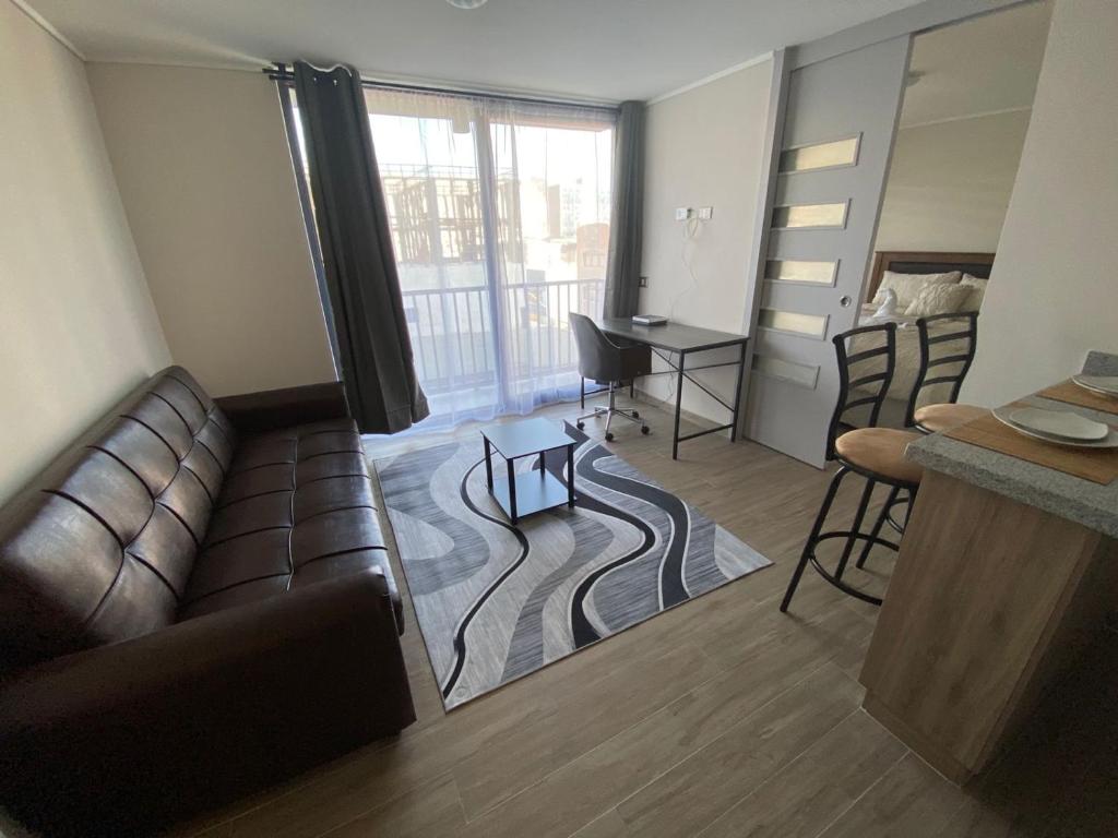 sala de estar con sofá y mesa en Pleno Centro Apart, en Antofagasta