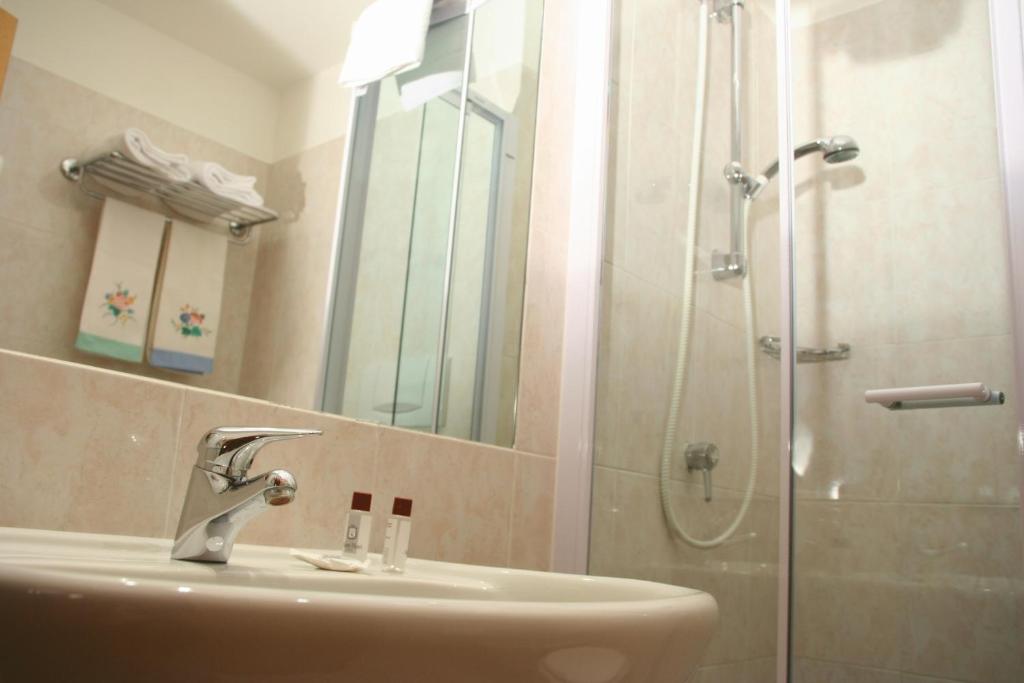 Koupelna v ubytování Albert Hotel