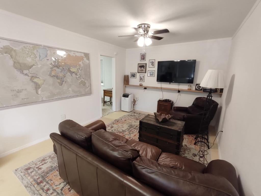 TV a/nebo společenská místnost v ubytování Cozy Cottage