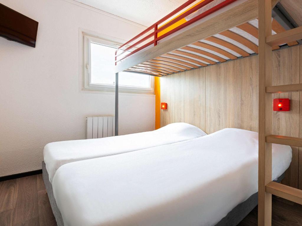 Postel nebo postele na pokoji v ubytování Hôtel F1 Reims Tinqueux