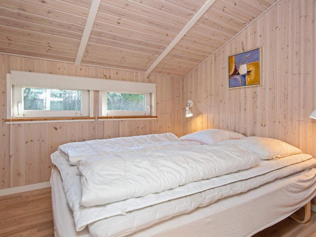 Postel nebo postele na pokoji v ubytování 6 person holiday home in Tarm