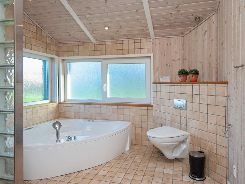 Koupelna v ubytování 6 person holiday home in Tarm