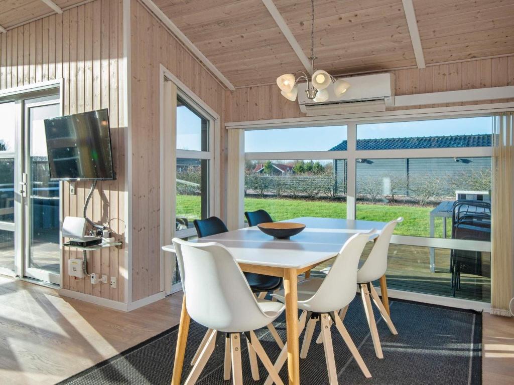 TV a/nebo společenská místnost v ubytování 6 person holiday home in Tarm