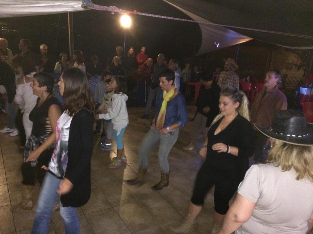 Un gruppo di persone che ballano ad una festa di Dkamping Village - International Camping Ispra a Ispra
